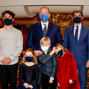 Le réalisateur Rémy Masséglia, le prince Albert II de Monaco, Olivier Wenden, CEO de la fondation Prince Albert II, Naïs, le prince héréditaire Jacques de Monaco, la princesse Gabriella - Le prince Albert II de Monaco assiste à la première du film "Naïs au pays des loups" avec ses enfants à Monaco le 14 décembre 2021. © Claudia Albuquerque / Bestimage