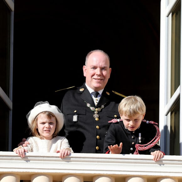 Le prince Albert II de Monaco et ses enfants, le prince héréditaire Jacques de Monaco et sa soeur la princesse Gabriella de Monaco - La famille princière de Monaco apparaît au balcon du palais lors de la fête nationale de Monaco. © Bebert-Jacovides/Bestimage