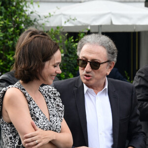 Nathalie Péchalat, Michel Drucker - Les amis de Jean-Paul Belmondo se retrouvent au café de l'Esplanade avant l'hommage National aux Invalide, le 9 septembre 2021.