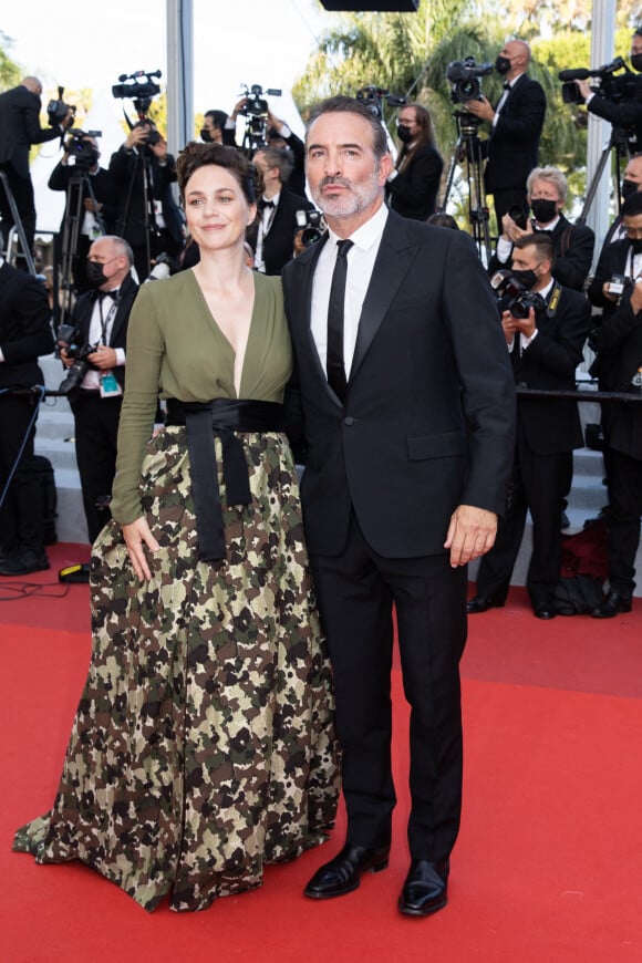 Jean Dujardin et Nathalie Péchalat - Montée des marches du film "OSS 117 : Alerte rouge en Afrique Noire" lors du 74e Festival de Cannes. © Borde-Jacovides-Moreau / Bestimage