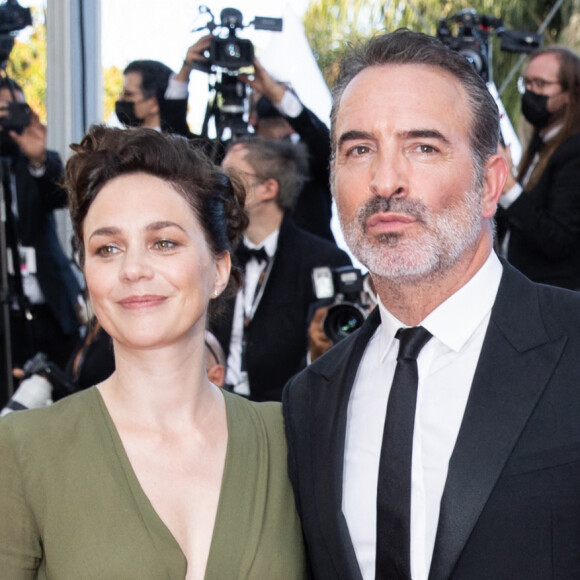 Jean Dujardin et Nathalie Péchalat - Montée des marches du film "OSS 117 : Alerte rouge en Afrique Noire" lors du 74e Festival de Cannes. © Borde-Jacovides-Moreau / Bestimage