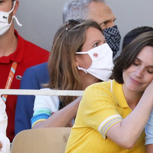 Nathalie Péchalat et Jean Dujardin dans les tribunes de Roland-Garros à Paris, le 13 juin 2021. © Dominique Jacovides / Bestimage