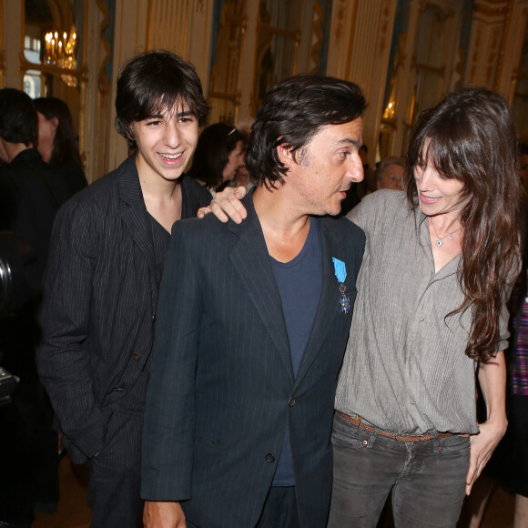 Yvan Attal avec son fils Ben, Charlotte Gainsbourg - Yvan Attal recoit les insignes de Chevalier de l'ordre national du Merite et profite de l'occasion pour demander publiquement en mariage Charlotte Gainsbourg au ministere de la culture à Paris le 19 juin 2013. 