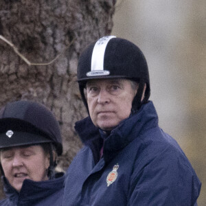 Le prince Andrew, duc d'York, monte à cheval dans le parc du château de Windsor le 15 décembre 2021.