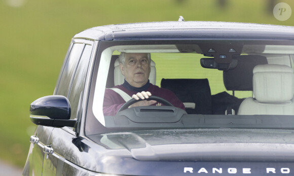Le prince Andrew, duc d'York, conduit sa voiture Range Rover dans les allées du parc du château de Windsor le 15 décembre 2021.