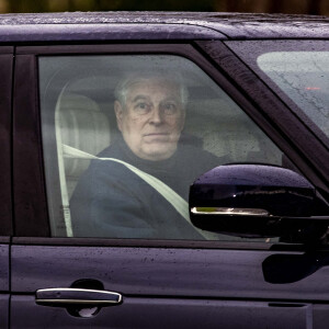 Le prince Andrew, duc d'York, aperçu au volant de sa voiture à Windsor, le 6 décembre 2021.