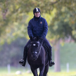 Le prince Andrew, duc d'York, se promène à cheval au château de Windsor le 6 novembre 2021.