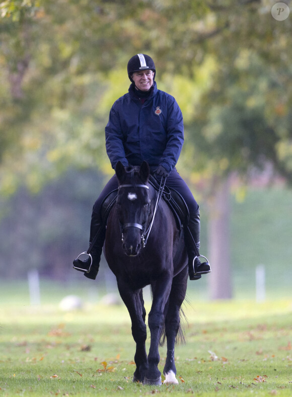 Le prince Andrew, duc d'York, se promène à cheval au château de Windsor le 6 novembre 2021.