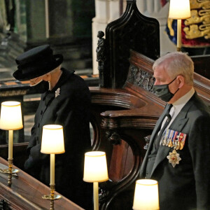 La reine Elisabeth II d'Angleterre et Le prince Andrew, duc d'York, - Funérailles du prince Philip, duc d'Edimbourg à la chapelle Saint-Georges du château de Windsor, Royaume Uni, le 17 avril 2021.