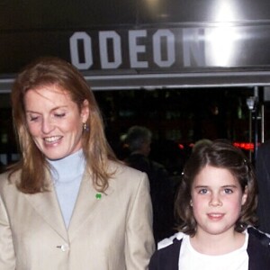 Le prince Andrew, Sarah Ferguson et leurs filles, les princesses Eugenie et Beatrice, à Londres en 2000.