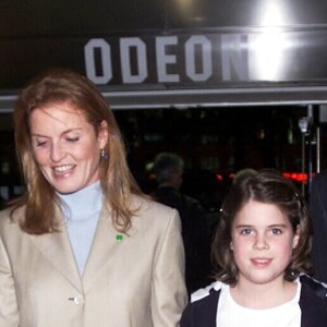 Le prince Andrew, Sarah Ferguson et leurs filles, les princesses Eugenie et Beatrice, à Londres en 2000.