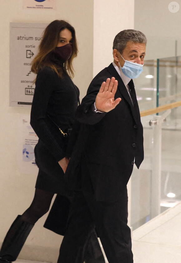 Nicolas Sarkozy quitte la salle d'audience avec sa femme Carla Bruni-Sarkozy - Procès des "écoutes téléphoniques" (Affaire Bismuth) au tribunal de Paris. Le 9 décembre 2020. © Christophe Clovis / Bestimage