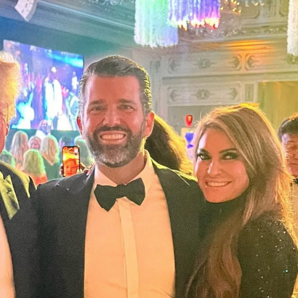 Donald Trump, son fils Donald Trump Jr et sa fiancée Kimberly Guilfoyle. Janvier 2022.