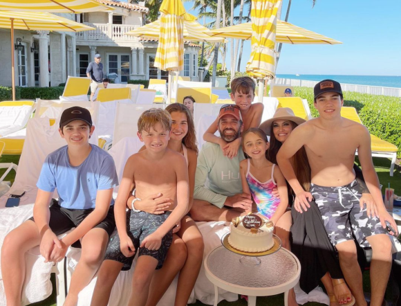 Donald Trump Jr, sa fiancée Kimberly Guilfoyle et leurs six enfants (5 sont à Donald Jr, et un à Kimberly). Décembre 2021.