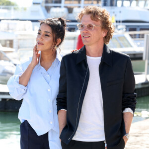 Leïla Bekhti et Alex Lutz - "La vengeance au triple galop" - Photocall lors du Festival de la Fiction de La Rochelle. Le 17 septembre 2021 © Jean-Marc Lhomer / Bestimage