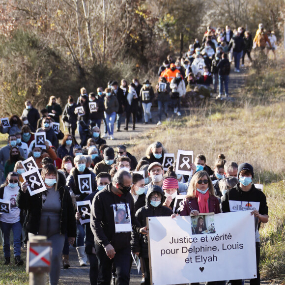 La famille et les proches se sont réunis pour une marche blanche en hommage à Delphine Jubillar, l'infirmière de 33 ans, disparue il y a un an, à Cagnac-les-Mines. Le 19 décembre 2021 © Patrick Bernard / Bestimage