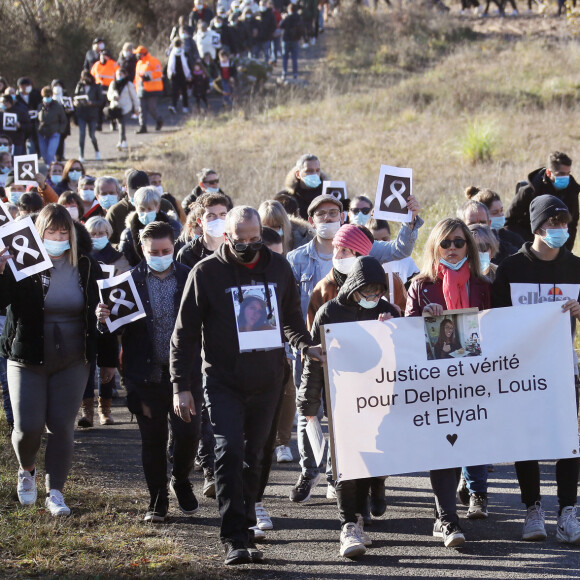 Lolita ( cousine de Delphine Jubillar, écharpe rose) - La famille et les proches se sont réunis pour une marche blanche en hommage à Delphine Jubillar, l'infirmière de 33 ans, disparue il y a un an, à Cagnac-les-Mines. Le 19 décembre 2021 © Patrick Bernard / Bestimage