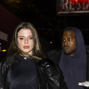 Kanye West (ye) et sa compagne Julia Fox à la sortie du restaurant "Carbone" à New York, le 4 janvier 2022.