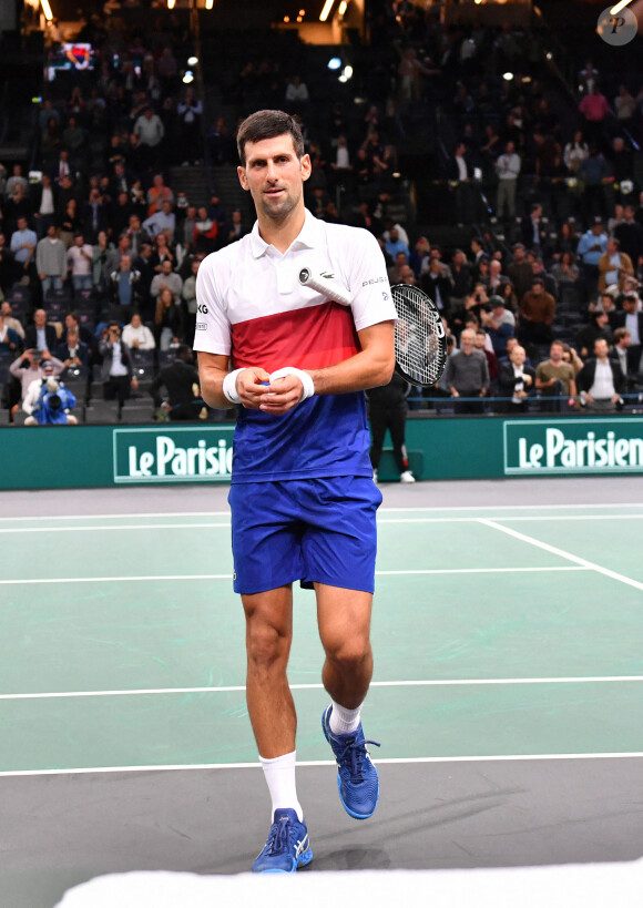 Novak Djokovic remporte son match contre le hongrois Marton Fucsovics lors du Rolex Paris Masters 2021 le 2 novembre 2021. © Veeren/Bestimage