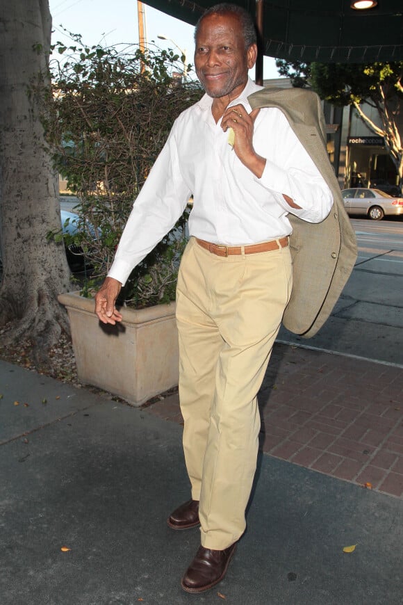 Sidney Poitier va dîner au restaurant Madeo à West Hollywood. Le 8 août 2014