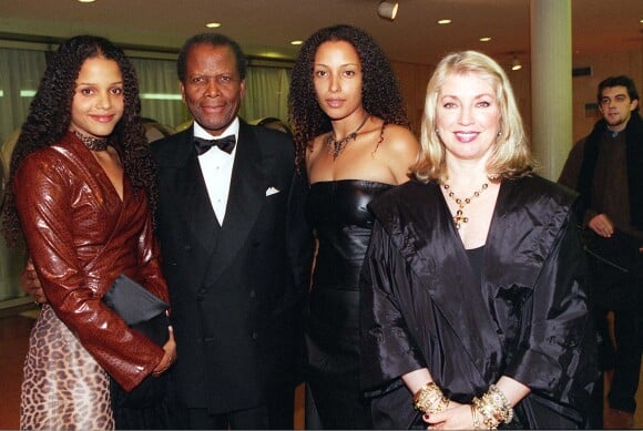 Sidney Poitier avec sa femme et ses filles aux Oscars