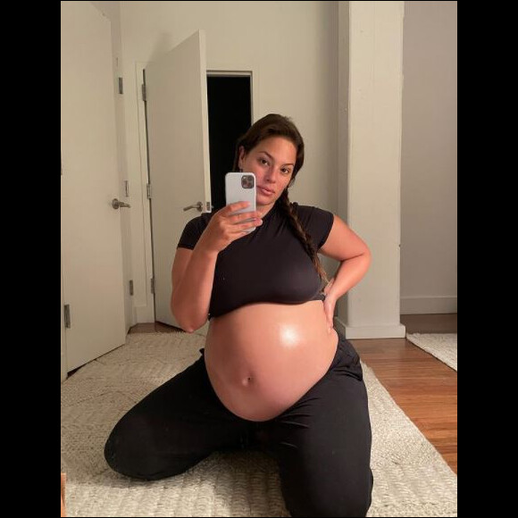 Ashley Graham, enceinte, a essuyé des commentaires malvenus sur ses vergetures.