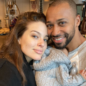 Ashley Graham, son mari Justin Ervin et leur fils Isaac.