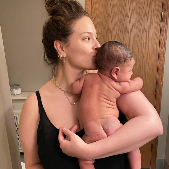 Ashley Graham et son fils Isaac. Mars 2020.