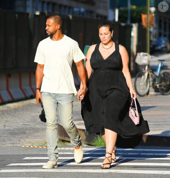 Exclusif - Ashley Graham enceinte est allée diner avec son mari Justin Ervin au restaurant Greca à Tribeca, New York, le 19 juillet 2021.