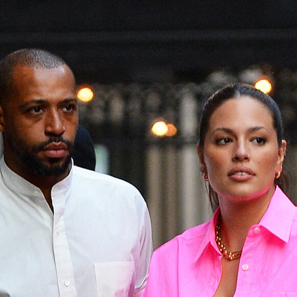Ashley Graham, enceinte, et son mari Justin Ervin se promènent à New York, le 15 juillet 2021.