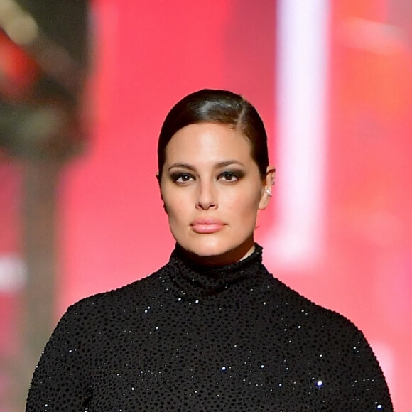 Ashley Graham lors du Défilé Michael Kors dans la rue à Times Square, New York, le 8 avril 2021.