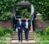 Le prince William, duc de Cambridge, et son frère Le prince Harry, duc de Sussex, se retrouvent à l'inauguration de la statue de leur mère, la princesse Diana dans les jardins de Kensington Palace à Londres, Royaume Uni, le 1er juillet 2021. Ce jour-là, la princesse Diana aurait fêté son 60 ème anniversaire.