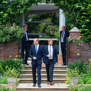 Le prince William, duc de Cambridge, et son frère Le prince Harry, duc de Sussex, se retrouvent à l'inauguration de la statue de leur mère, la princesse Diana dans les jardins de Kensington Palace à Londres, Royaume Uni, le 1er juillet 2021. Ce jour-là, la princesse Diana aurait fêté son 60 ème anniversaire.