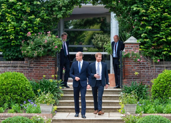 Le prince William, duc de Cambridge, et son frère Le prince Harry, duc de Sussex, se retrouvent à l'inauguration de la statue de leur mère, la princesse Diana dans les jardins de Kensington Palace à Londres, Royaume Uni, le 1er juillet 2021. Ce jour-là, la princesse Diana aurait fêté son 60 ème anniversaire.