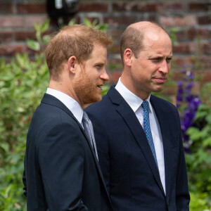 Le prince William, duc de Cambridge, et son frère le prince Harry, duc de Sussex, se retrouvent à l'inauguration de la statue de leur mère, la princesse Diana dans les jardins de Kensington Palace à Londres. Ce jour-là, la princesse Diana aurait fêté son 60 ème anniversaire.