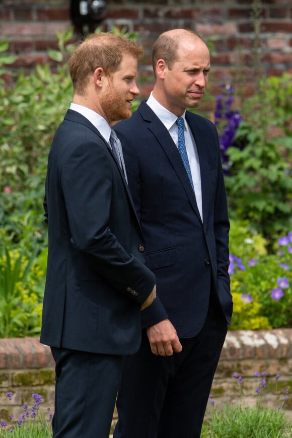 Le prince William, duc de Cambridge, et son frère le prince Harry, duc de Sussex, se retrouvent à l'inauguration de la statue de leur mère, la princesse Diana dans les jardins de Kensington Palace à Londres. Ce jour-là, la princesse Diana aurait fêté son 60 ème anniversaire.