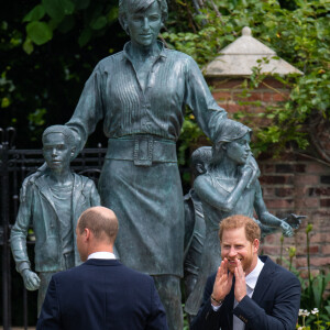 Le prince William, duc de Cambridge, et son frère Le prince Harry, duc de Sussex, se retrouvent à l'inauguration de la statue de leur mère, la princesse Diana dans les jardins de Kensington Palace à Londres, Royaume Uni, le 1er juillet 2021. Ce jour-là, la princesse Diana aurait fêté son 60 ème anniversaire.