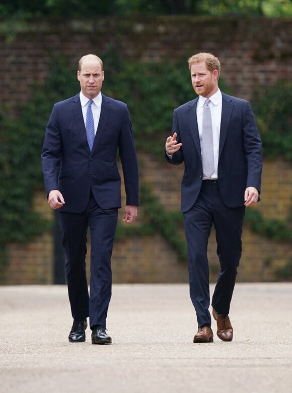 Le prince William, duc de Cambridge, et son frère Le prince Harry, duc de Sussex, se retrouvent à l'inauguration de la statue de leur mère, la princesse Diana dans les jardins de Kensington Palace à Londres, le 1er juillet 2021. Ce jour-là, la princesse Diana aurait fêté son 60 ème anniversaire.