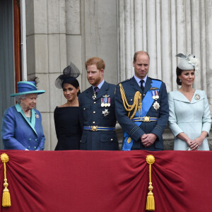 Le prince Charles, la reine Elisabeth II d'Angleterre, Meghan Markle, duchesse de Sussex (habillée en Dior Haute Couture par Maria Grazia Chiuri), le prince Harry, duc de Sussex, le prince William, duc de Cambridge, Kate Catherine Middleton, duchesse de Cambridge - La famille royale d'Angleterre lors de la parade aérienne de la RAF pour le centième anniversaire au palais de Buckingham à Londres. Le 10 juillet 2018