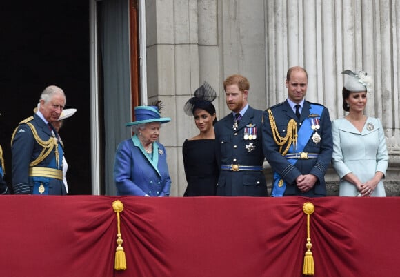 Le prince Charles, la reine Elisabeth II d'Angleterre, Meghan Markle, duchesse de Sussex (habillée en Dior Haute Couture par Maria Grazia Chiuri), le prince Harry, duc de Sussex, le prince William, duc de Cambridge, Kate Catherine Middleton, duchesse de Cambridge - La famille royale d'Angleterre lors de la parade aérienne de la RAF pour le centième anniversaire au palais de Buckingham à Londres. Le 10 juillet 2018