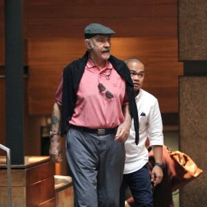 Sean Connery marche avec l'aide d'un assistant à la sortie d'un spa où il a passé 2 heures dans le quartier de Manhattan à New York, le 29 août 2017.