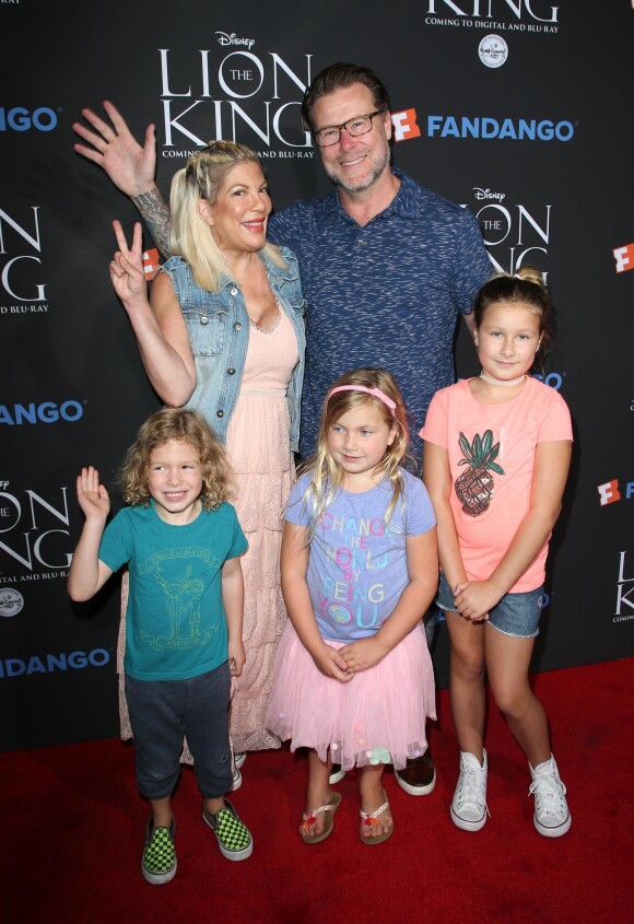 Tori Spelling, son mari Dean McDermott avec leurs enfants Finn Davey, Hattie Margaret, et Stella Doreen à Los Angeles, le 5 août 2017.
