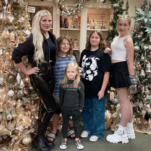 Tori Spelling révèle que ses cinq enfants et elle sont positifs à la Covid-19.