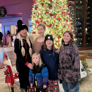 Tori Spelling et quatre de ses cinq enfants. Décembre 2021.