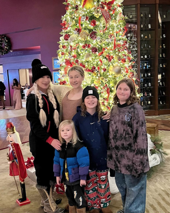 Tori Spelling et quatre de ses cinq enfants. Décembre 2021.