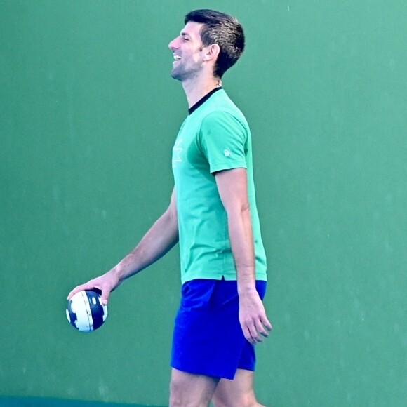 Novak Djokovic joue au football sur le court de tennis avec son frère Marko à Marbella, Espagne, le 4 janvier 2022.