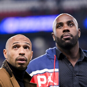 Teddy Riner et Thierry Henry - Teddy Riner donne le coup d'envoi du match et le PSG célèbre les médailles olympiques et paralympiques françaises remportées aux derniers Jeux Olympiques de Tokyo. Paris. Le 15 octobre 2021. © JB Autissier / Panoramic / Bestimage