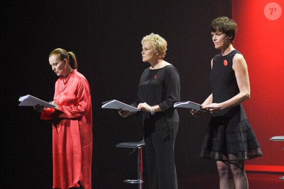 Carole Bouquet, Muriel Robin et Anne Le Nen lors de la représentation de la pièce "Les Monologues du Vagin" à Bobino. Paris, le 8 mars 2018. © Guirec Coadic/Bestimage