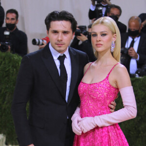 Brooklyn Beckham (fils de David et Victoria Beckham) et sa fiancée Nicola Ann Peltz, ici photographiés au Met Gala, préparent leur mariage. L'actrice et mannequin a commencé à concevoir sa robe.