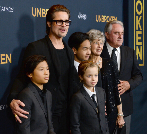 Brad Pitt, Maddox Jolie-Pitt, Pax Jolie-Pitt, Shiloh Jolie-Pitt et ses parents Jane et William Alvin Pitt à la première du film "Unbroken" à Hollywood, le 15 décembre 2014.